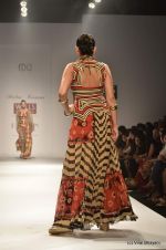 Model walk the ramp for Malini Ramani Show at Wills Lifestyle India Fashion Week 2012 day 4 on 9th Oct 2012 (98).JPG